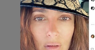 سلمى حايك تفاجئ الجمهور بصورة بدون مكياج 