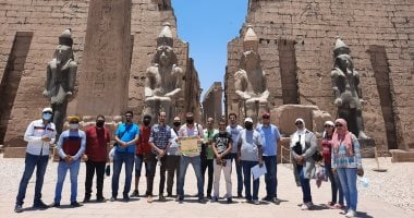 صور.. نقابة المرشدين السياحيين تنظم جولة بمعبد الأقصر لتشجيع السياح على زيارة مصر