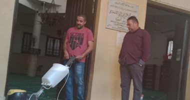 للحد من انتشار فيروس كورونا.. أهالى قرية بشتيل يعقمون المساجد