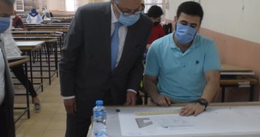 رئيس جامعة بنها يتفقد امتحانات هندسة بشبرا ويفتتح متحف علوم قسم المساحة