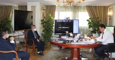 وزير التعليم العالى يتابع تطورات أبحاث لقاح كورونا بالقومى للبحوث