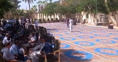 توافد الأهالى على فيلا الراحل مصطفى السعيد فى انتظار وصول جثمانه.. صور