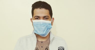 "محمد" من بنى سويف يشارك صورته بالكمامة التزاما بالإجراءات الوقائية