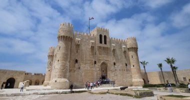 عودة الحياة الى المناطق الأثرية بالإسكندرية وسط إجراءات إحترازية مشددة.. تعقيم قلعة قايتباى مرتين يوميا والحد الأقصى 100 تذكرة فى الساعة ..ولوحات إرشادية باللغات الأجنبية فى "المتحف القومى" و"المجوهرات".. صور