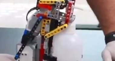 لاجئ سوري في مخيم بالأردن يصنع روبوت يساعد فى الوقاية من كورونا.. فيديو