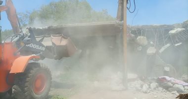 إزالة التعديات على أملاك الدولة بمركز العياط بالجيزة.. صور