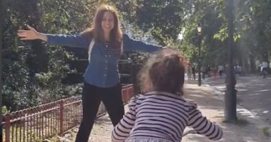 ريا أبى راشد مع طفلتها فى أول جولة بعد الحظر.. فيديو وصور