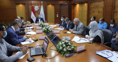 وزير النقل يتابع تنفيذ مشروعات تطوير محطات ومزلقانات السكك الحديدية