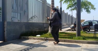صور.. وصول أسرة رجاء الجداوى إلى مستشفى أبو خليفة لإلقاء النظرة الأخيرة عليها