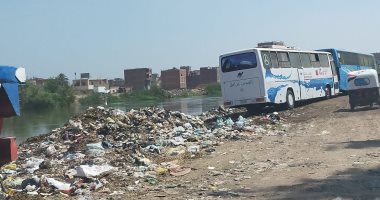 اضبط مخالفة.. إلقاء القمامة على شاطئ بحر شبين بالغربية ينذر بكارثة بيئية (صور)