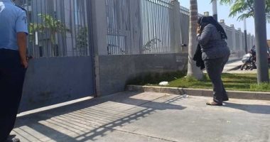 صور..ابنة رجاء الجداوى تنتظر خروج جثمان والدتها من مستشفى العزل بالاسماعيلية