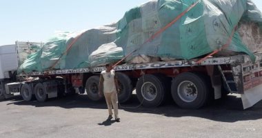 رفع بلوك جرانيت بطريق الزعفرانة غارب بعد سقوطه من سيارة نقل..صور  