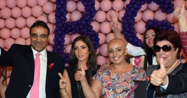 صور نادرة للفنانة رجاء الجداوى خلال مشاركتها بمؤتمرات عالمية لدعم مرضى السرطان