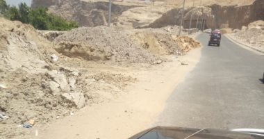 شكوى من إلقاء مخلفات البناء بطريق مطلع المقطم الرئيسى بصلاح سالم