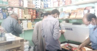 صور.. تحرير محاضر ضد المخالفين فى حملة على المحلات والمقاهى بالأقصر 
