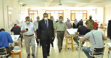 صور.. رئيس جامعة كفر الشيخ يتفقد سير الامتحانات فى كلية الهندسة