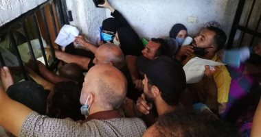 اضبط مخالفة.. زحام المواطنين على مكتب الشهر العقارى بحى ثانٍ بالإسماعيلية.. صور