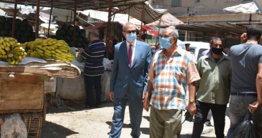 استجابة لشكوى مواطنى مدينة بنها.. محافظ القليوبية يتفقد سوق المدينة