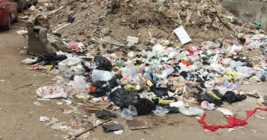 سكان شارع الزهراء فى بنها يشكون تراكم القمامة بالشارع