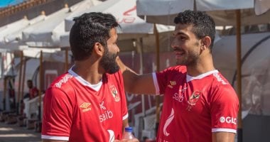 أيمن أشرف على دكة بدلاء الأهلي أمام المصري لدواع طبية