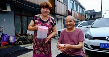 الخير يمد لسابع جد.. أسرة صينية اعتادت تقديم الشاى للمارة منذ 300 سنة مجانا