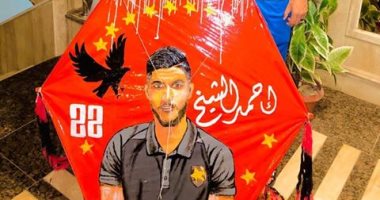 قارىء يشارك برسومات مميزة على الطائرة الورقية للاعبين كرة القدم