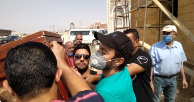 حمادة هلال يشيع جثمان والدته بحضور محمود الليثى وأحمد جمال..صور