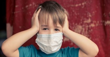 6 نصائح عشان تقنعى طفلك بارتداء الكمامة لو خارجين 