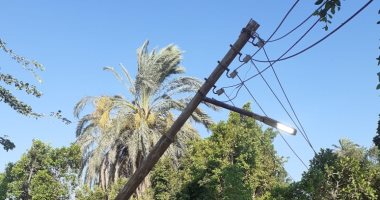 عامود إنارة مائل يثير فزع  أهالى قرية كومير مركز إسنا بمحافظة الأقصر