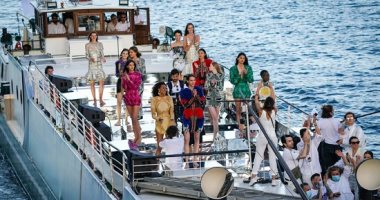 احتفلوا بعودة الحياة وسط الطبيعة..عرض أزياء Balmain على ظهر باخرة بنهر السين