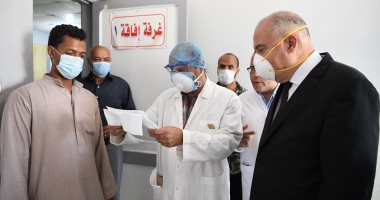 محافظ قنا يتابع مستوى الخدمات الطبية بمستشفى نقاده المركزى.. صور