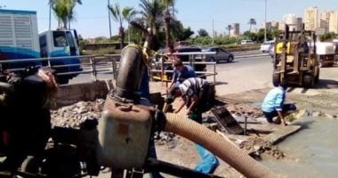 صور.. إصلاح كسر مفاجئ بالخط الناقل للمياه بمحطة المعمورة شرق الإسكندرية