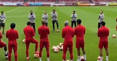 كلوب ولاعبو ليفربول يحتفلون بعيد ميلاد فان دايك بالأغاني والتصفيق.. فيديو
