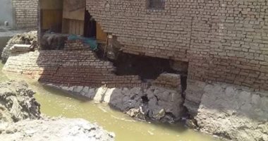قارئ يشكو تصدع منزله خلال أعمال تعميق وتطهير قرية كفر منصور فى محافظة بنى سويف