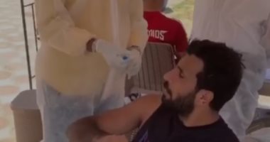 فيديو.. المهدى سليمان يُحير الطبيب أثناء مسحة كورونا على طريقة أجايى