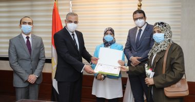 صور .. محافظ سوهاج يكرم 14 من العاملين بالمستشفيات والمجال الطبى