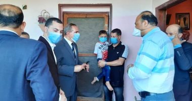 محافظ كفر الشيخ يزور طفلاً بتر ذراعه.. ويؤكد: تركيب أطراف وصرف مبلغ مالى له