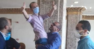مدير مستشفى الطود للعزل الصحى يرقص فرحا بخروج أخر حالة مصابة بكورونا
