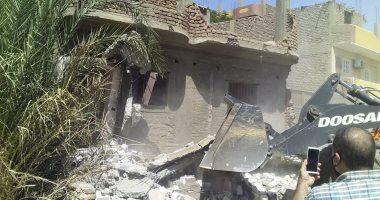 صور.. رئيس مدينة الزينية يكشف تفاصيل توسعة محور السوفيتيل السياحى بالأقصر