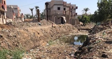 سيبها علينا.. قارئ يشكو من انتشار القمامة بقرية شم القبلية بالمنيا