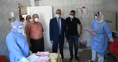 صور.. تعافى وخروج 12 حالة كورونا من مستشفى العزل بفرشوط فى قنا