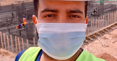 كمامتك حمايتك.. "خالد" يشارك بصورته خلال عمله ملتزما بالإجراءات الوقائية