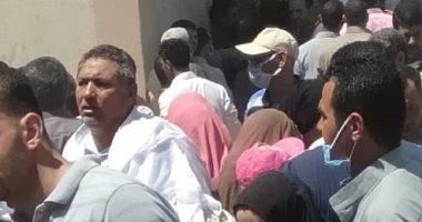 اضبط مخالفة.. تكدس وزحام للأهالى أمام شبكة كهرباء فاقوس دون كمامات
