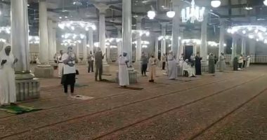 التزام المصلين فى أول يوم لفتح مسجد الحسين بعد غلقه بسبب "تقبيل باب الضريح".. الأوقاف تقيم حرما آمنا للضريح منعا لتكرار الواقعة.. وأئمة المسجد والعاملون يوجهون بالالتزام بالإجراءات الوقائية.. صور