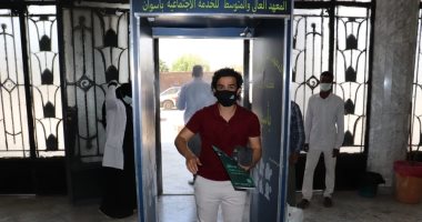 صور.. تخصيص بوابة تعقيم لدخول امتحانات معهد الخدمة الاجتماعية بأسوان
