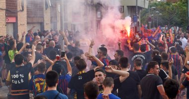 برشلونة ضد اسبانيول.. جماهير البارسا تدعم الفريق من خارج "كامب نو" 
