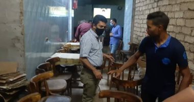 رئيس مدينة البياضية بالأقصر يتابع تطبيق الإجراءات الوقائية بالمقاهى والمحلات