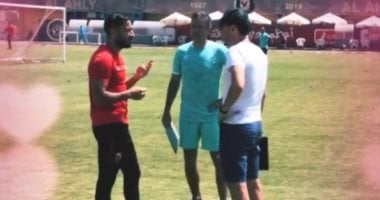 7 صنايع يا معلول.. شاهد المترجم الفنى لفايلر داخل الملعب بالقميص "21"