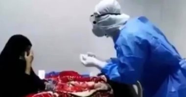 مشهد إنسانى.. تكريم ممرض عراقى بعد غنائه لمريضة كورونا مسنة.. فيديو