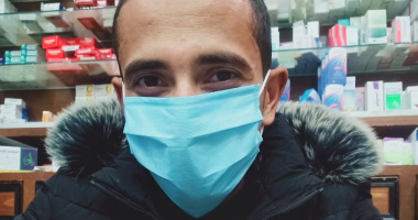 "نادر" من الجيزة يشارك صورته بالكمامة وقت العمل التزاما بالاجراءات الوقائية